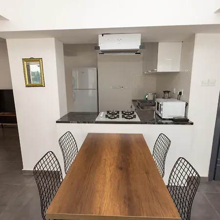 아파트 Seline View Duplex By Holidaykeys 키레니아